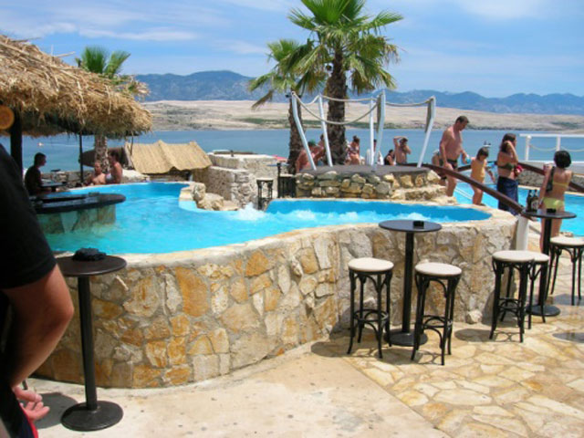 horvat-pag-szigeten-novalja-falutol-3-km-re-talalhato-a-hires-zrce-beach..horvatorszag-ibizaja