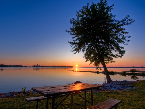 sz-old-park-bench